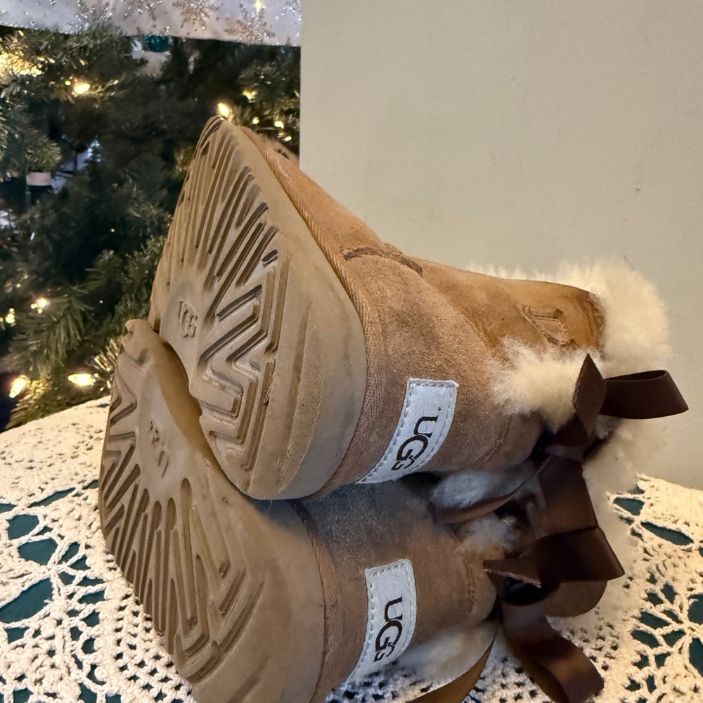 UGG Tan Kids Slippers with Cream Fur - Picture 3 of 6